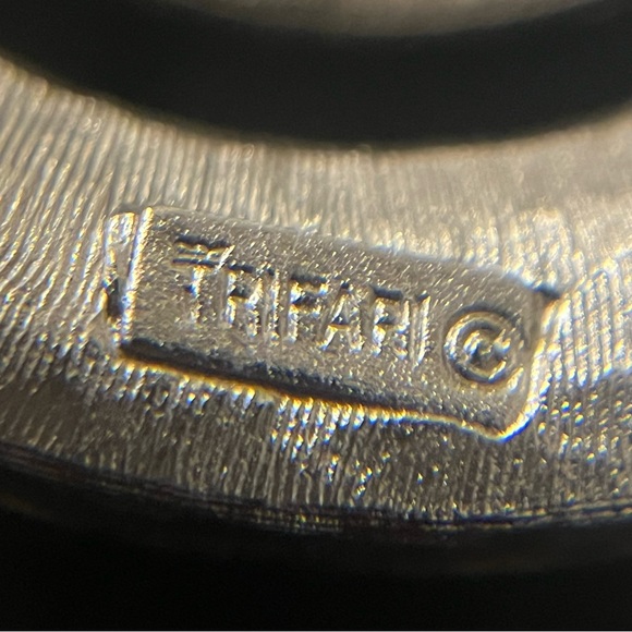 TRIFARI Stamped Mid-Century Silver Tone Etched Swirl Brooch - Picture 7 of 13